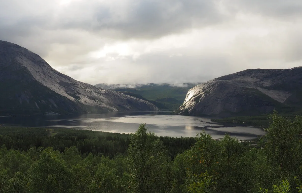 Paesaggio in Norvegia con montagne rocciose su fiordo