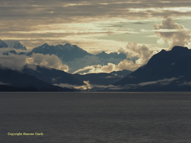 Alaska, USA, panorama montagne, nuvole e mare dal traghetto per Whittier