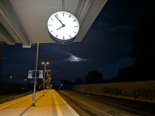 Luna piena binario treno cittadino Monaco di Baviera