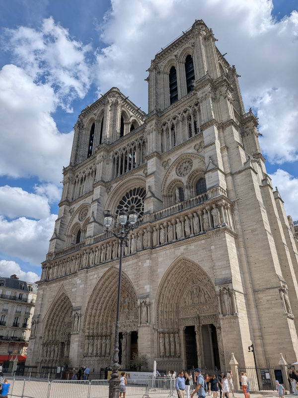 Foto di Notre Dame scattata durante il viaggio in camper a Parigi e Disneyland di Beeontour