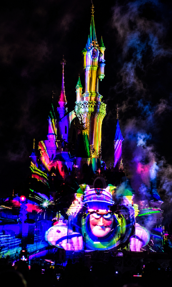Il castello di Disneyland Parigi prende vita e cambia forma durante lo spettacolo finale di chiusura del parco