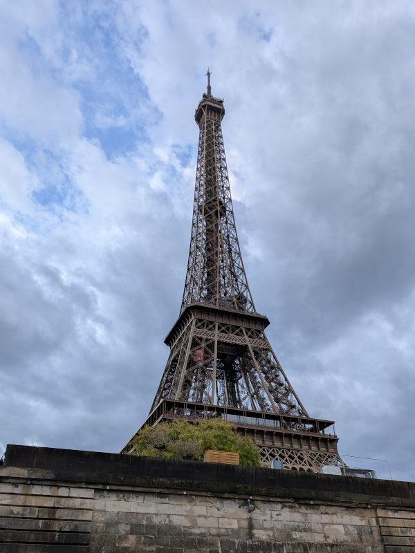 Tour Eiffel Paris fotografata dal lungo Senna