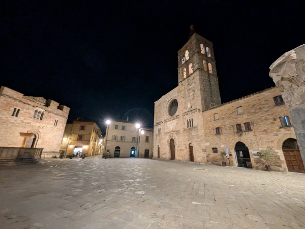 Bevagna la piazza medievale di notte.
