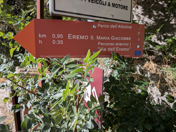Sentiero Eremo Santa Maria Giacobbe: il cartello con distanza e tempo di percorrenza.